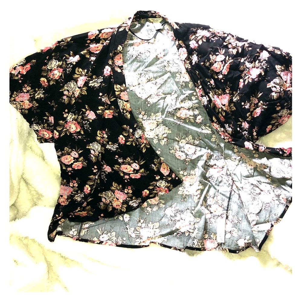 Black floral print kimono 👘